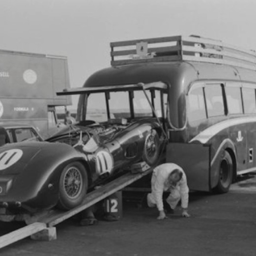 Déchargement de l'Aston Martin DBR1/300 de JIm Clark des des Border Reivers à Silverstone 1960